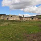 Fiancheggiamo i resti di una masseria... 
